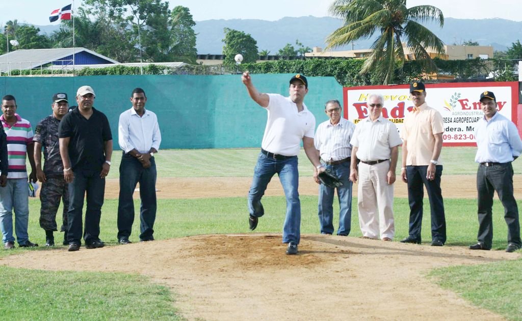 El diputado Emmanuel Bautista lanzó la primera bola en el encuentro entre Granjeros y Los Indios